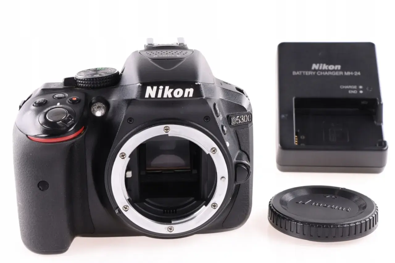 Cyfrowa lustrzanka Nikon D5300 z ładowarką i dekielkiem. Gotowa do uchwycenia Twoich najlepszych wspomnień.