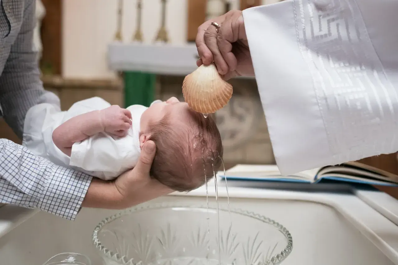 Chrzest dziecka. Warto wiedzieć, ile kosztuje fotograf na chrzest, by uwiecznić ten ważny moment.