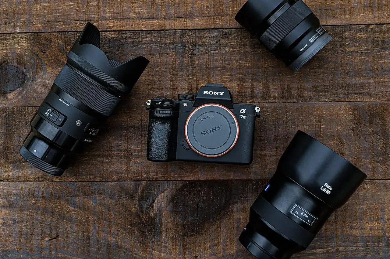 Sony Alpha 7 III z trzema obiektywami. Wybór między lustrzanką czy bezlusterkowcem to kluczowa decyzja fotografa.