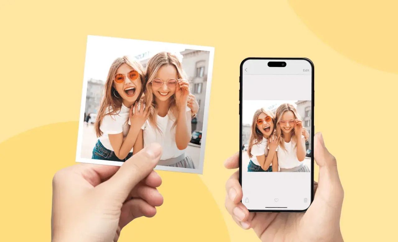 Dwie przyjaciółki na zdjęciu, które można wywołać u fotografa. Telefon pokazuje tę samą fotografię.