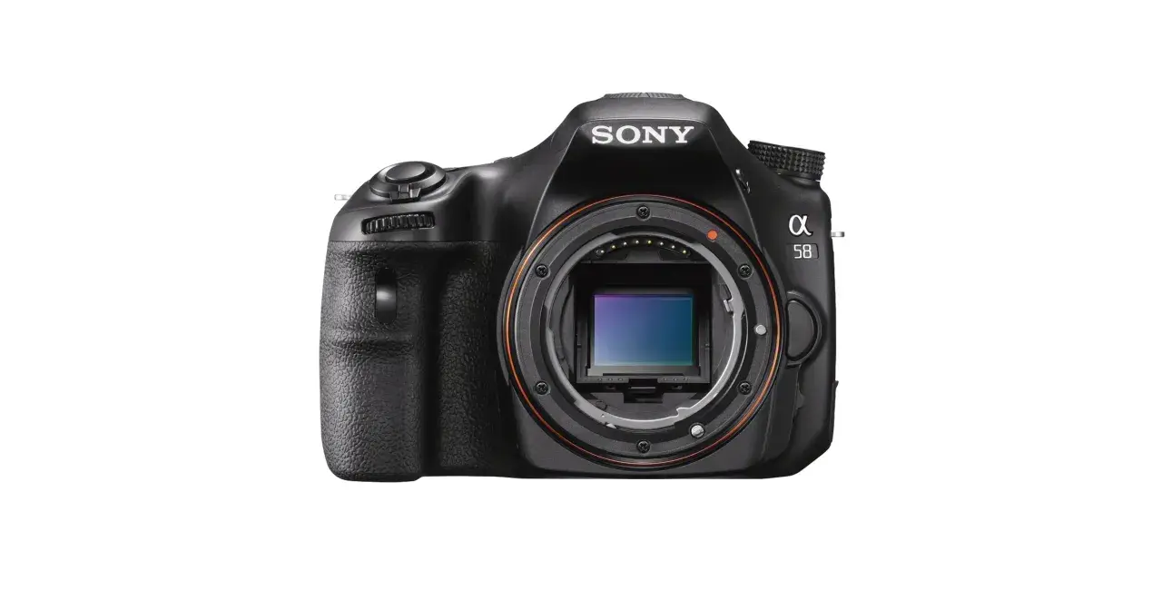Czarna lustrzanka Sony a58 bez obiektywu, z widocznym sensorem.