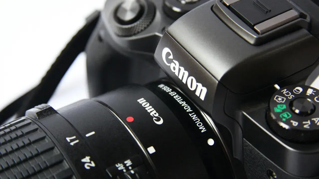 Canon lustrzanka do 500 zł, z obiektywem i paskiem. Idealna dla początkujących fotografów.