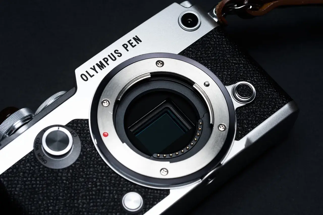Zbliżenie na matrycę aparatu Olympus PEN z widocznym bagnetem obiektywu.