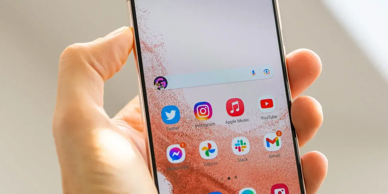 Jak ustawić aparat w Samsung S22? Na ekranie telefonu widać ikony aplikacji: Twitter, Instagram, Apple Music, YouTube, Messenger, Zdjęcia, Slack, Gmail.