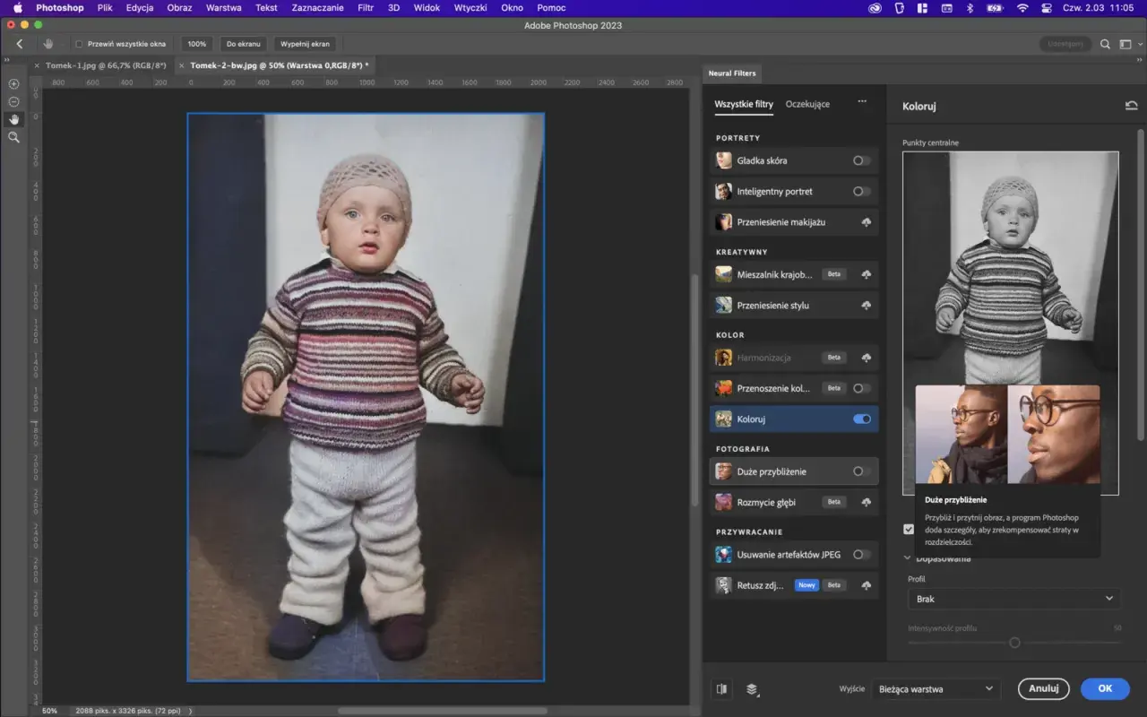 Dziecko w sweterku i czapce. Panel Neural Filters pokazuje opcję "Koloruj", sugerując jak zrobić czarno białe zdjęcie w Photoshop.