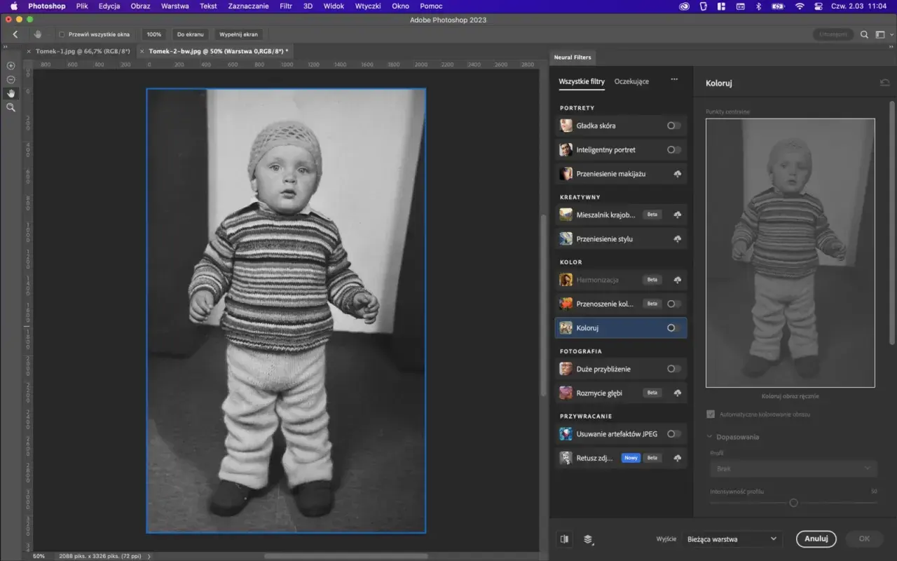Jak zmienić kolor czarny na biały w Photoshopie? Dziecko w sweterku i czapce, obok panel Neural Filters z opcją "Koloruj".