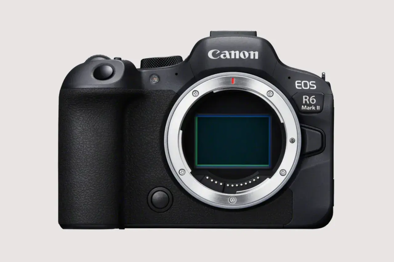 Czarny aparat Canon EOS R6 Mark II. Zastanawiasz się, jaki aparat lustrzanka wybrać? Ten model to świetny wybór.