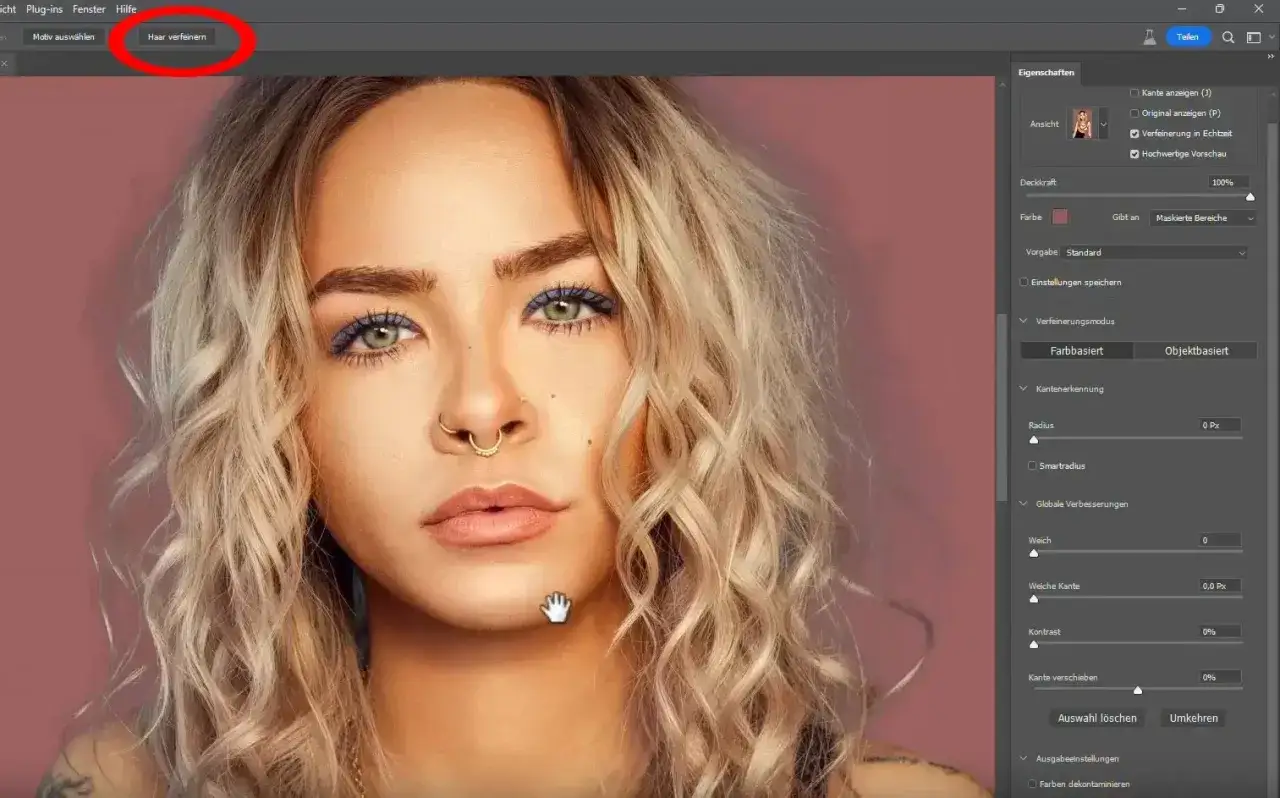 Kobieta z blond włosami w Photoshopie, gdzie zaznaczono opcję