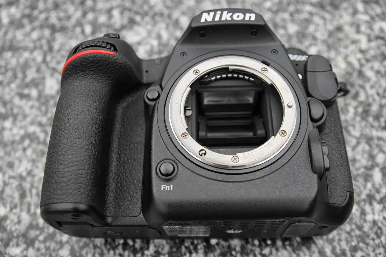Nikon D500 bez obiektywu. Taki przebieg aparatu to dużo, ale wciąż działa!