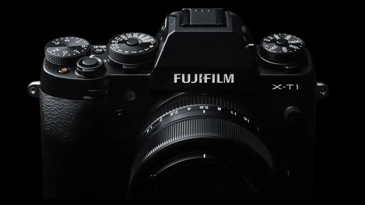 Elegancki aparat Fujifilm lustrzanka X-T1 z obiektywem.