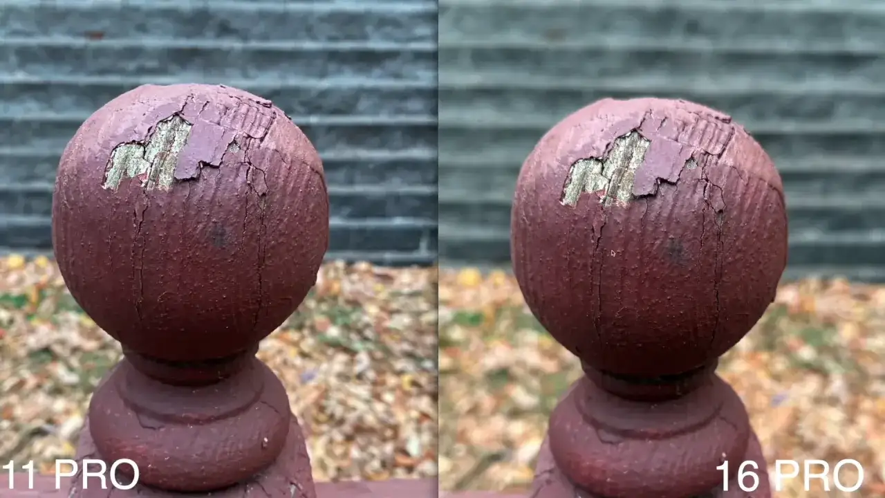 Porównanie detali drewnianej kuli z pękającą farbą, sfotografowanej aparatem iPhone 11 Pro i iPhone 16 Pro.