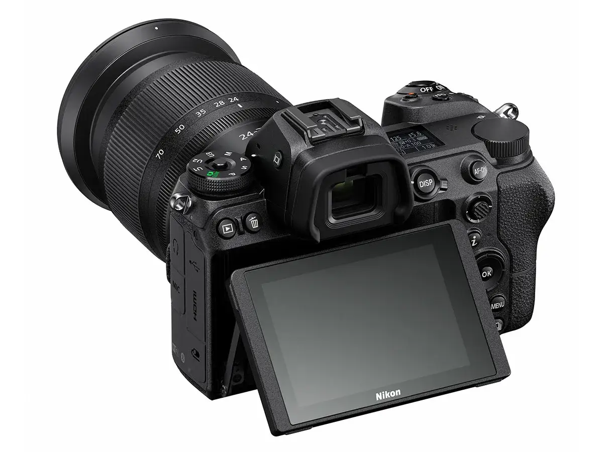 Nikon Z z obiektywem 24-70mm, idealna dobra lustrzanka na początek. Wyświetlacz uchylny, wizjer elektroniczny.