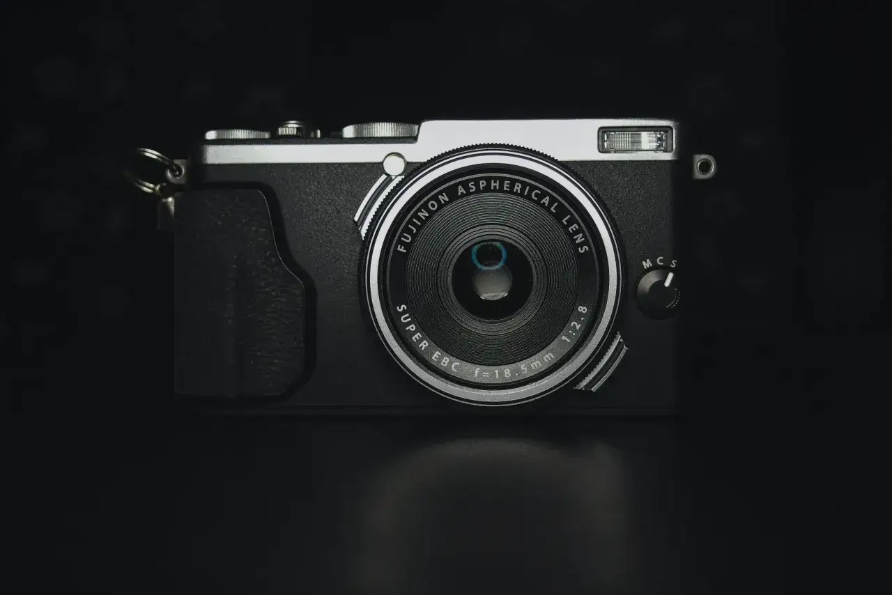 Elegancki aparat Fujifilm z obiektywem Fujinon. Idealny, jeśli zastanawiasz się, jaki aparat dla początkujących wybrać, by robić świetne zdjęcia.