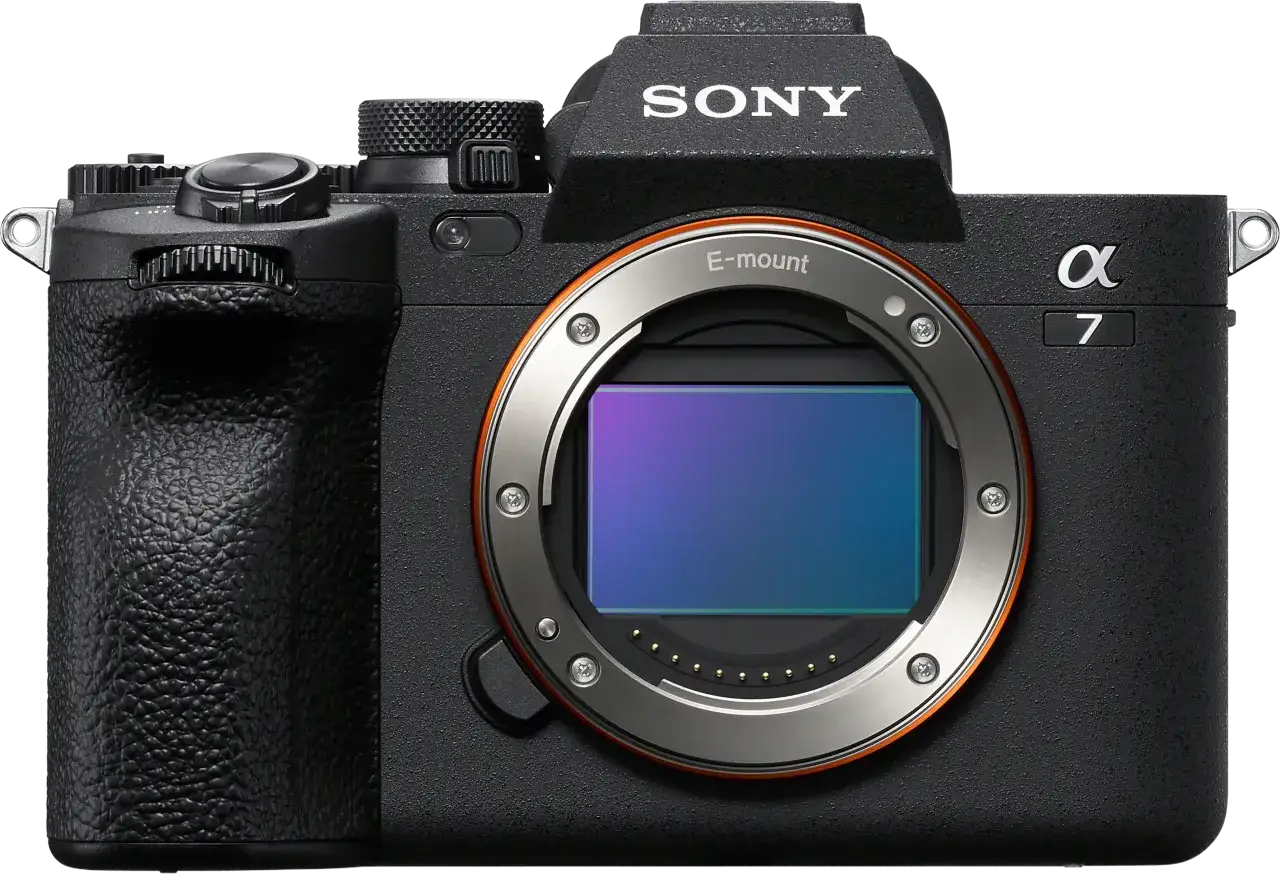 Czarny aparat SONY z serii Alpha 7, model lustrzanki cyfrowej z mocowaniem E-mount.