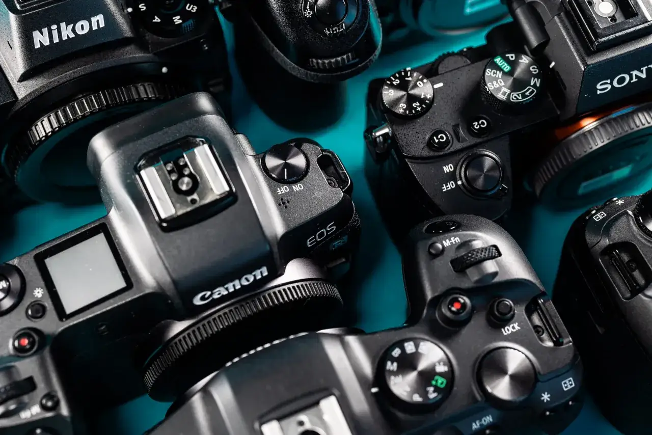 Zestaw profesjonalnych aparatów fotograficznych marek Nikon, Canon i Sony. Zastanawiasz się, ile kosztuje profesjonalny aparat fotograficzny?