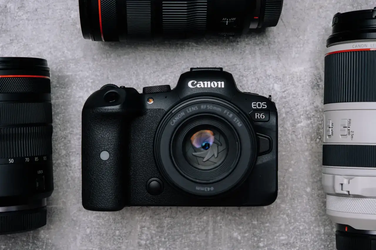 Canon EOS R6 z obiektywami, idealny aparat do filmowania.