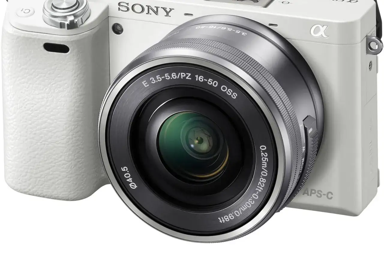 Biały aparat Sony z obiektywem 16-50mm. Idealny aparat dla początkujących, lekki i łatwy w obsłudze.