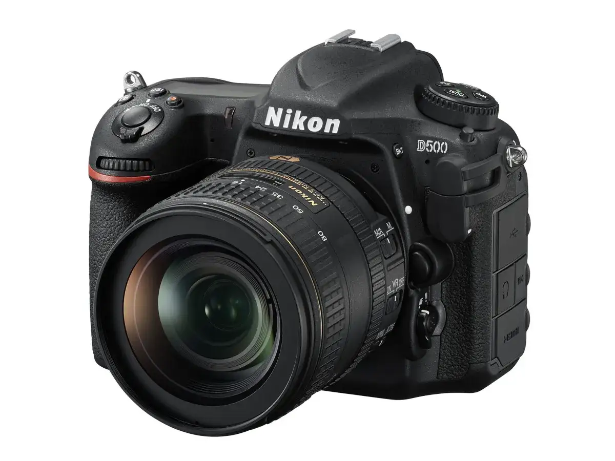 Profesjonalna lustrzanka Nikon D500 z obiektywem. Idealna do dynamicznych ujęć.