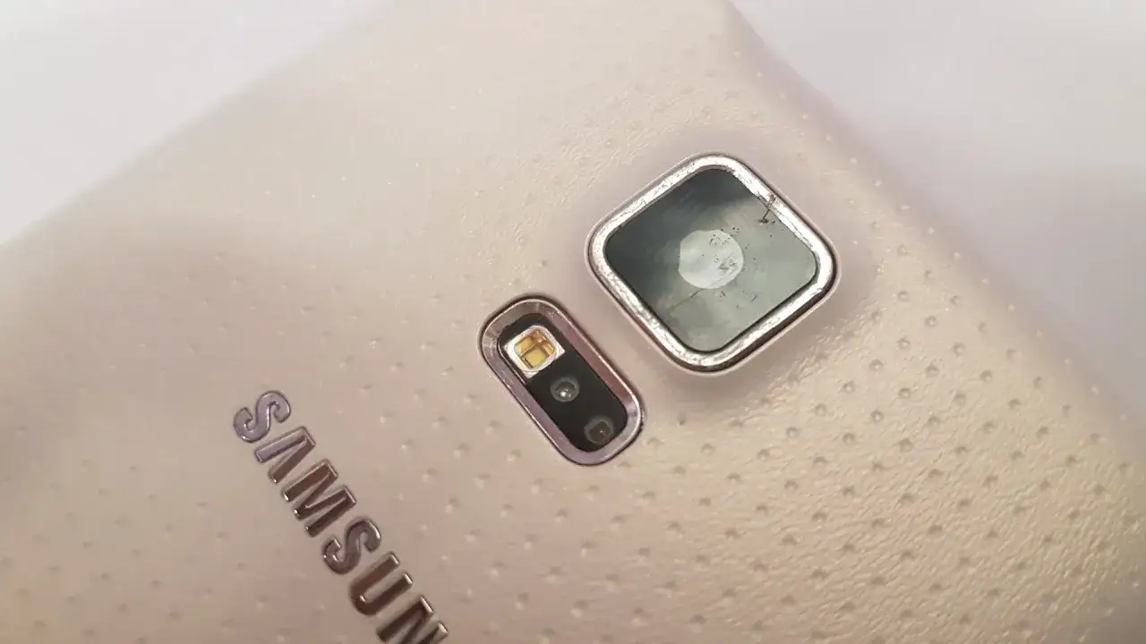 Zbliżenie na tylną obudowę telefonu Samsung z widocznymi modułami aparatu. Dowiedz się, jak wymienić szybkę aparatu w telefonie, gdy jest porysowana.