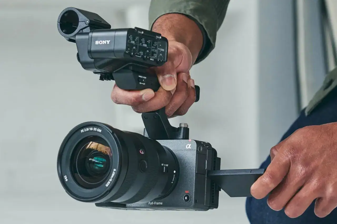 Profesjonalny aparat do filmowania Sony z obiektywem i uchwytem audio.