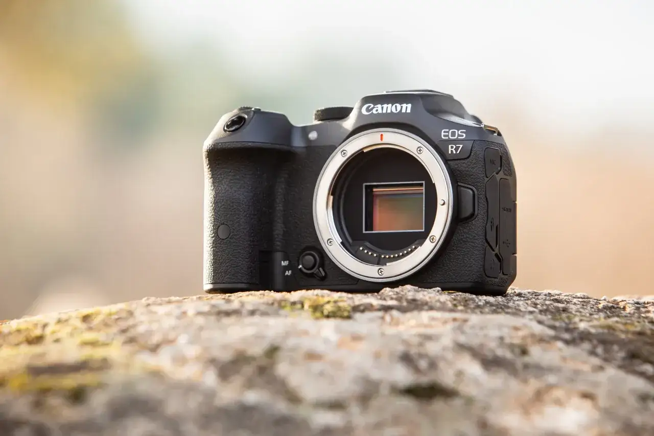 Canon EOS R7 – aparat lustrzanka, jaki wybrać? Ten model to świetny wybór dla początkujących i zaawansowanych.