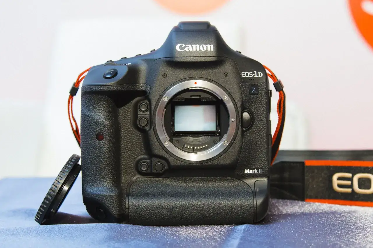 Profesjonalny aparat Canon EOS-1D Mark II. Chcesz wiedzieć, jak sprawdzić przebieg aparatu Canon? Ten model to świetny wybór dla każdego fotografa.