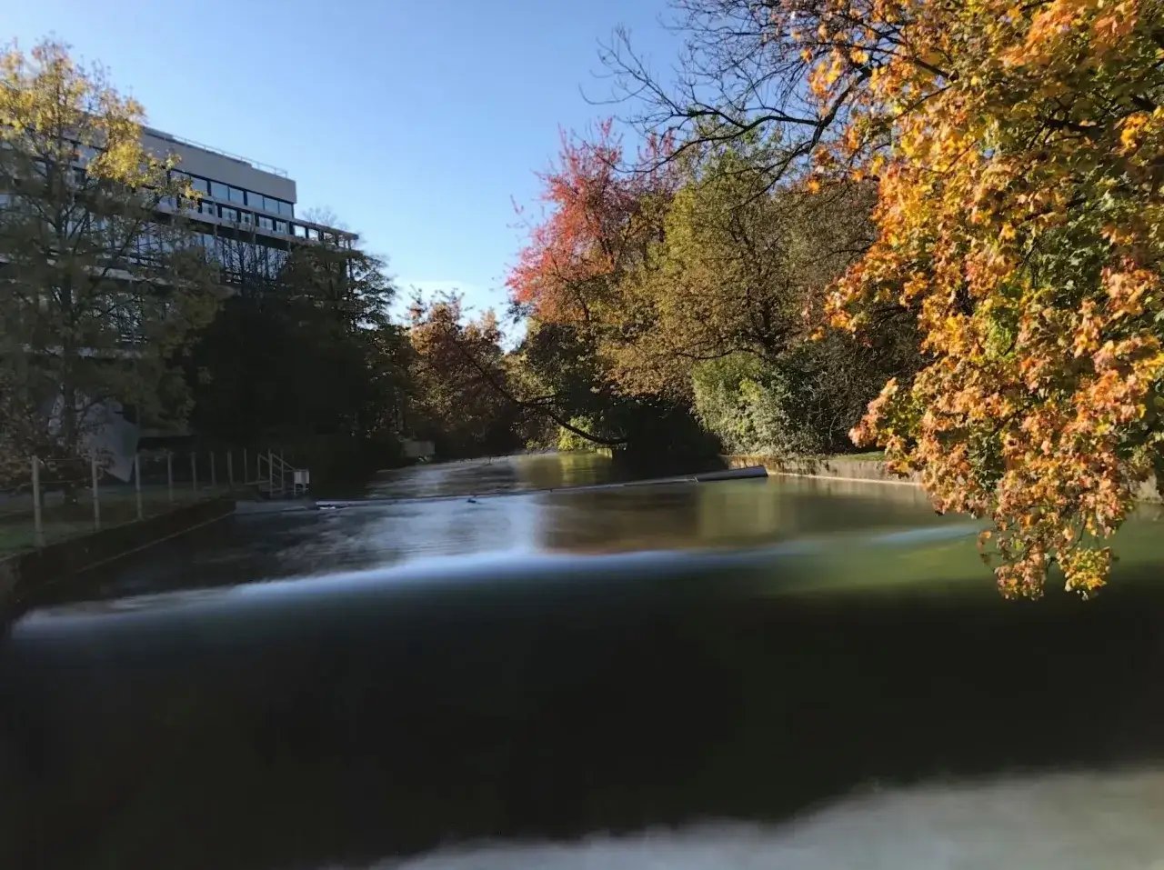 Jesień nad rzeką, budynek i rozmazane zdjęcie iPhone.