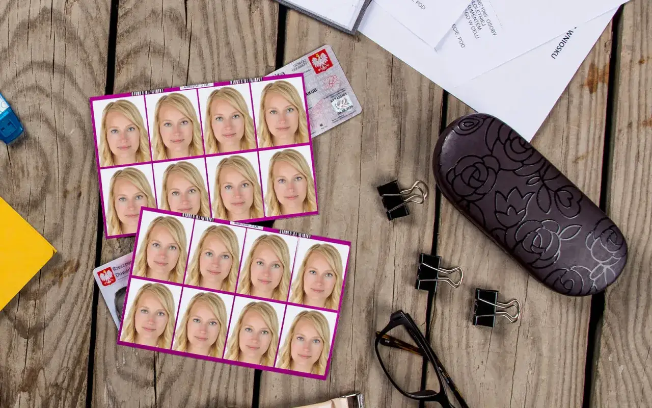 Zdjęcie do dowodu u fotografa: kilka odbitek z wizerunkiem kobiety, dow&oacute;d osobisty, okulary, spinacze i etui na okulary.