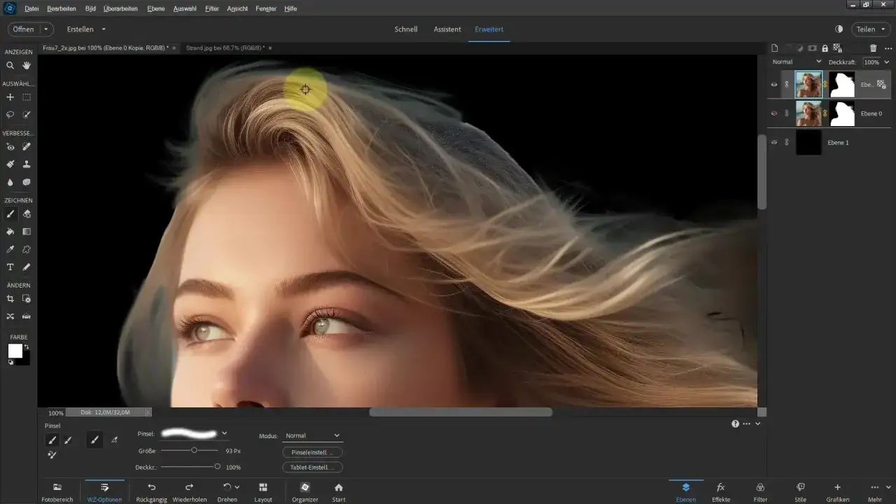 Pokazano, jak wyciąć tło w Photoshopie. Kobieta z rozwianymi włosami na czarnym tle.